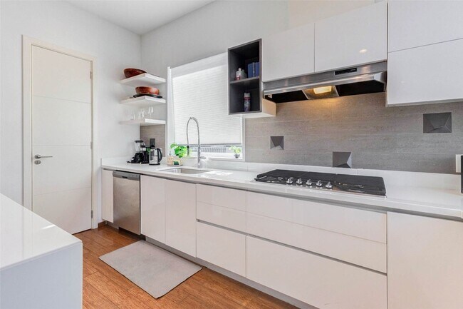 Building Photo - 4115 Chartres St