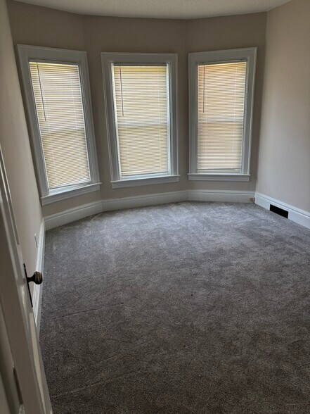Master Bedroom - 742 Richmond Ave