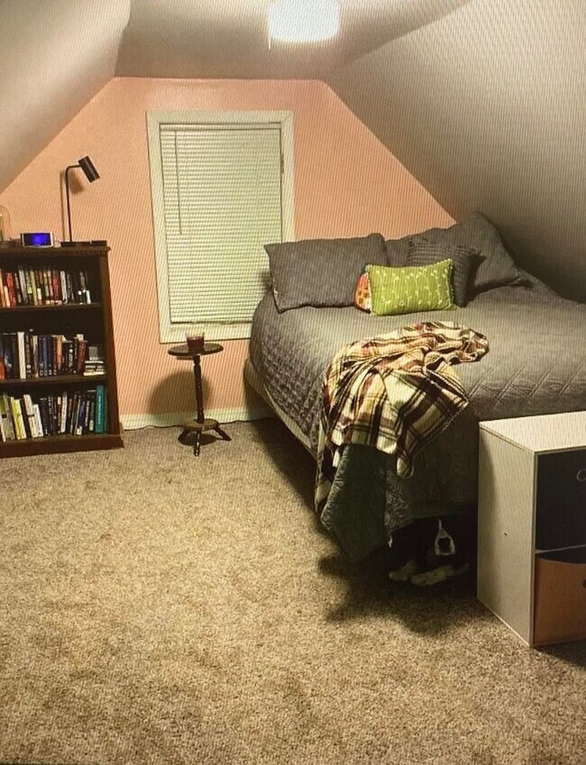 Building Photo - AVAILABLE August - 1 Bed 1 Bath single family home!
