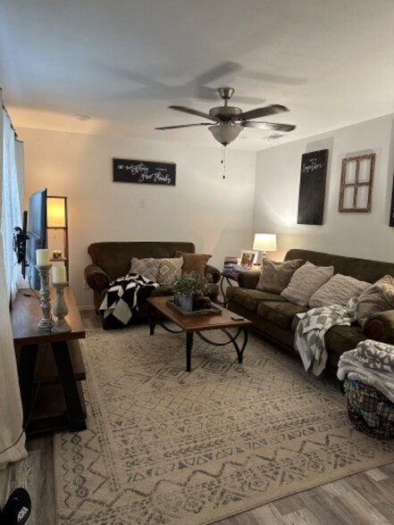 Primary Photo - 212 N Rowland Ave