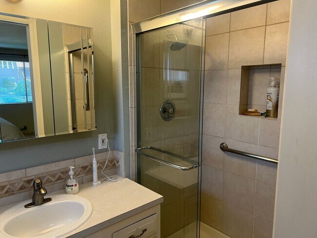 Building Photo - 6bd/3ba Bellevue House