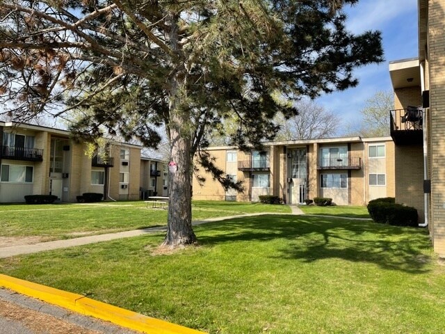 Building Photo - Beautiful 3 bedroom with updates galore- HEAT, Water and Sewer included !