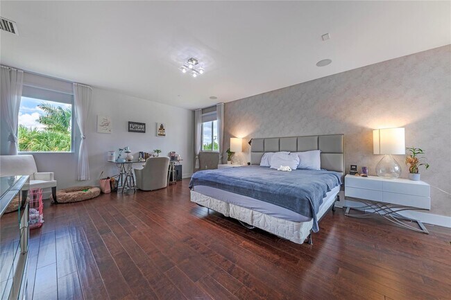 Building Photo - 7515 NW 99th Ave