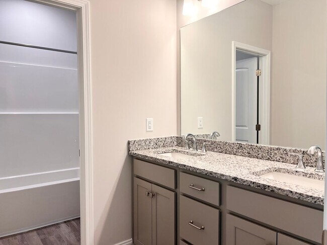 Building Photo - 8024 English Ivy Ct