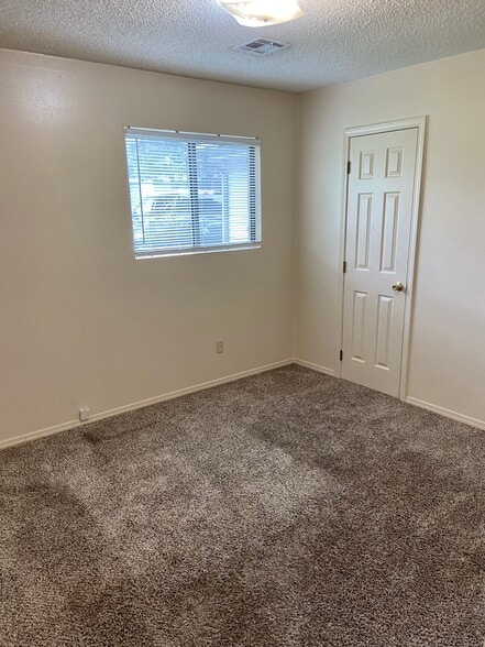 Building Photo - 503 E 5th Plz