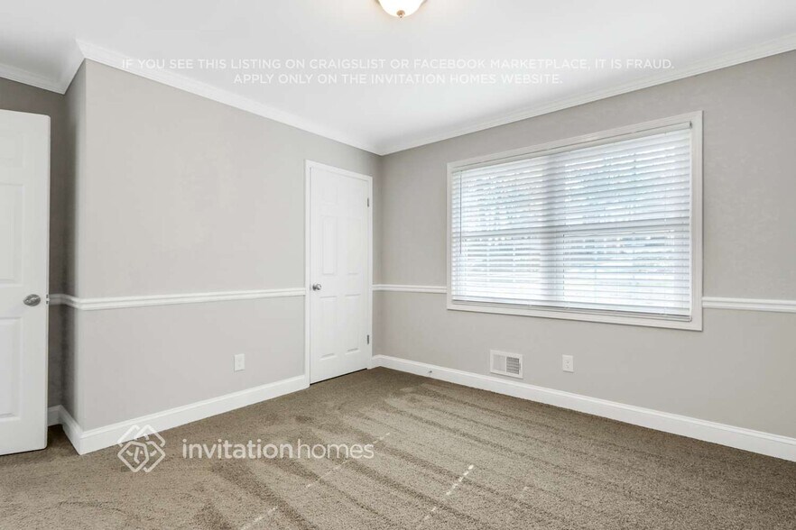 Building Photo - 3782 Lake Dr SE