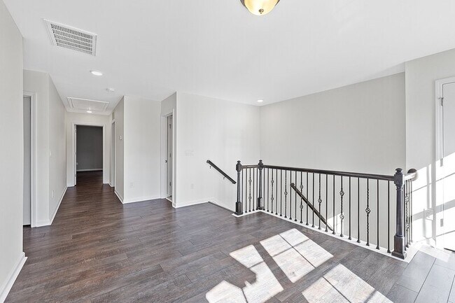 Building Photo - 460 Young Landing Ct