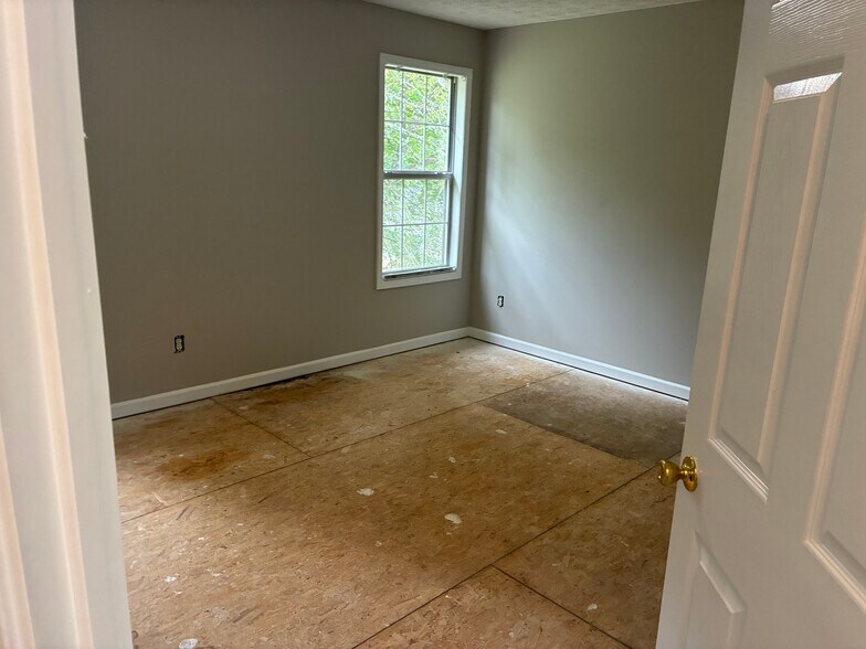 Building Photo - Room in House on Tara Bend