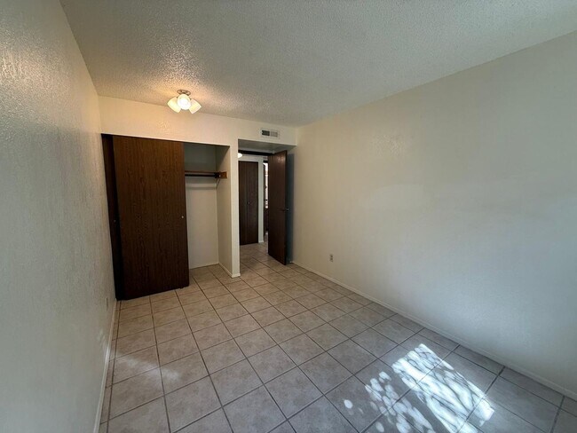 Building Photo - 2 Bedroom 2 Bathroom Sits Right on the Sho...