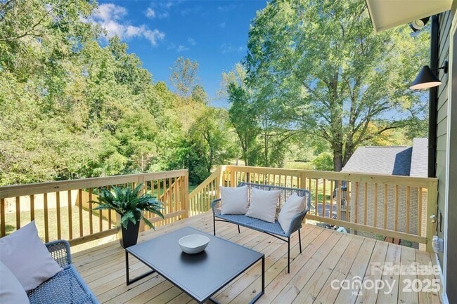 Building Photo - 5615 Lantana Ave