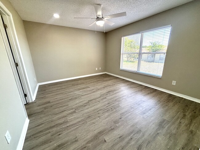 Building Photo - 12037 Goldenstar Ln