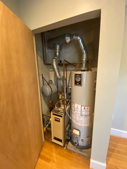 Building Photo - 909 E St SE