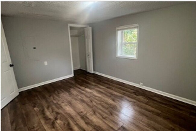 Building Photo - Charming 2BR Home with Large Front Porch & Spacious Kitchen