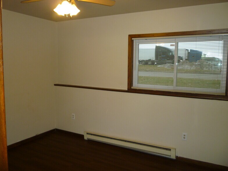 Building Photo - 401 Moasis Dr
