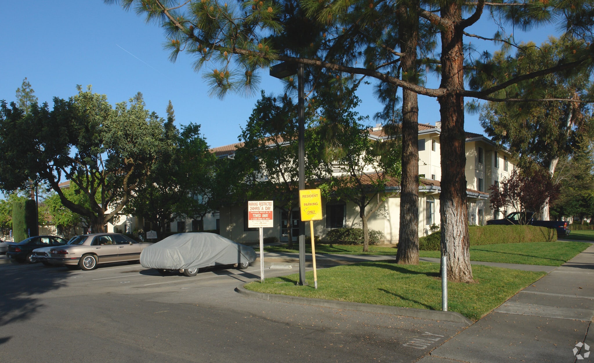 Building Photo - Redwood Manor