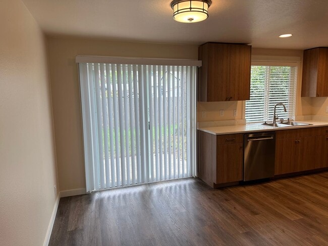 Building Photo - Beautifully updated 3 bedroom 1.5 bath dup...