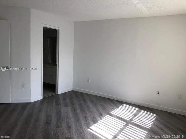 Building Photo - 9421 Fontainebleau Blvd