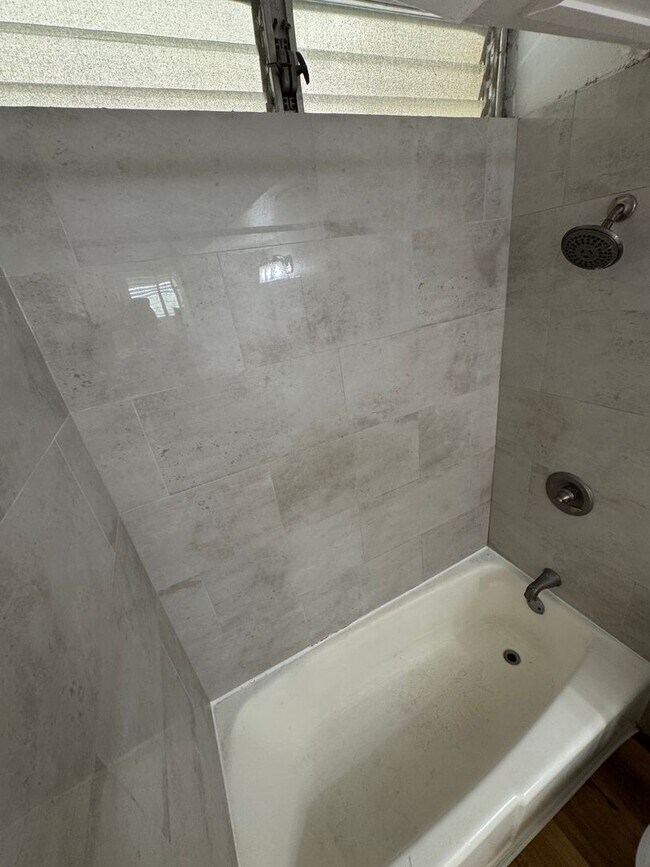 Building Photo - Lusitana Gardens 1 bed/1 bath/1 parking - Utilities included