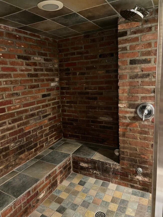 Building Photo - 811 F St NE