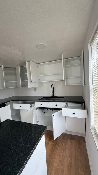 Building Photo - 414 Phippen Waiters Rd