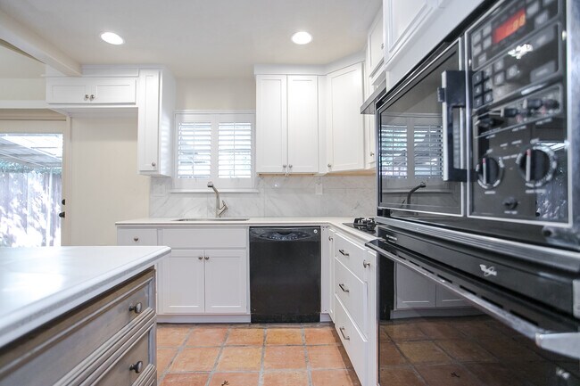 Building Photo - 10660 Pagewood Dr