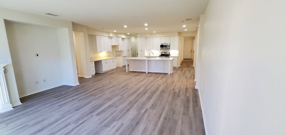 Building Photo - 1325 Juanita Ave