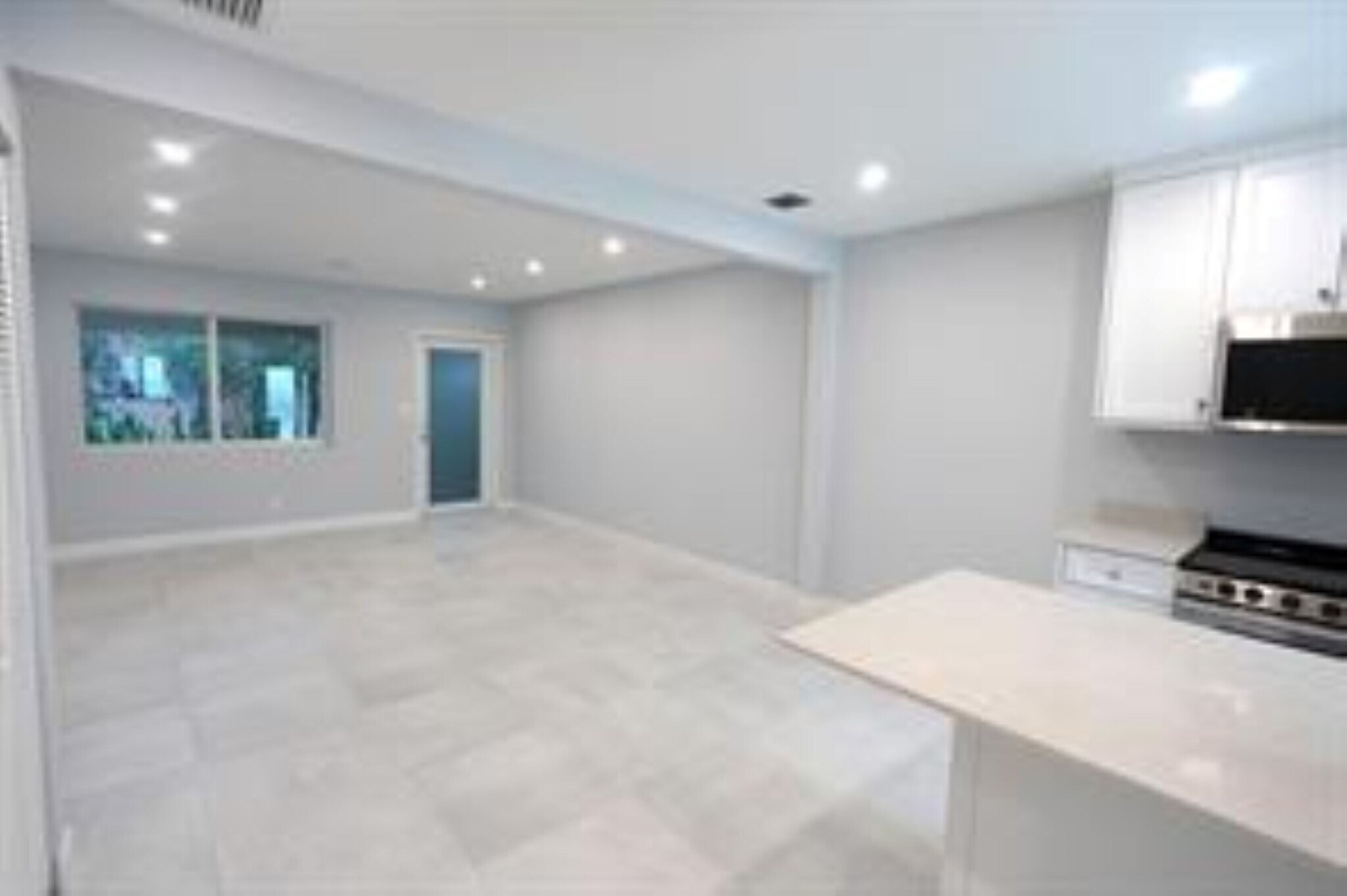 Building Photo - 631 NE 17th Way