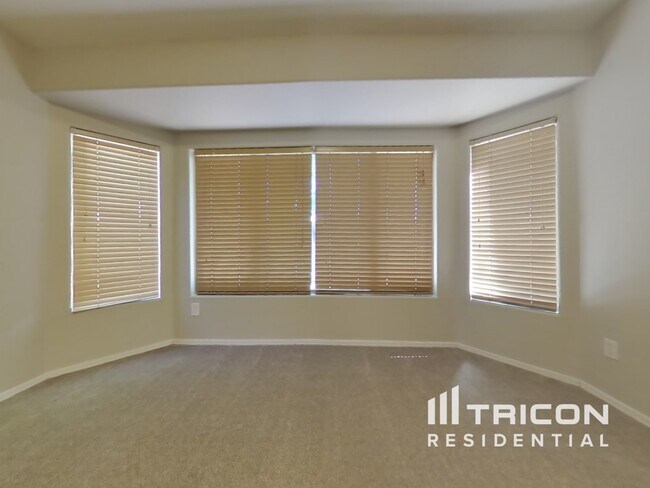 Building Photo - 3921 N 125th Dr