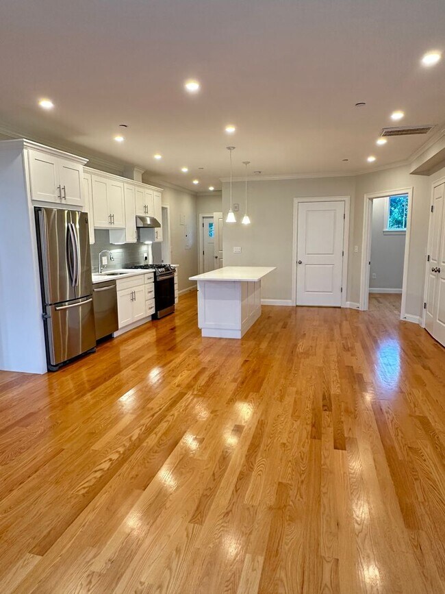 Primary Photo - Jaw-dropping 3bed/3bath with 2 parking spo...