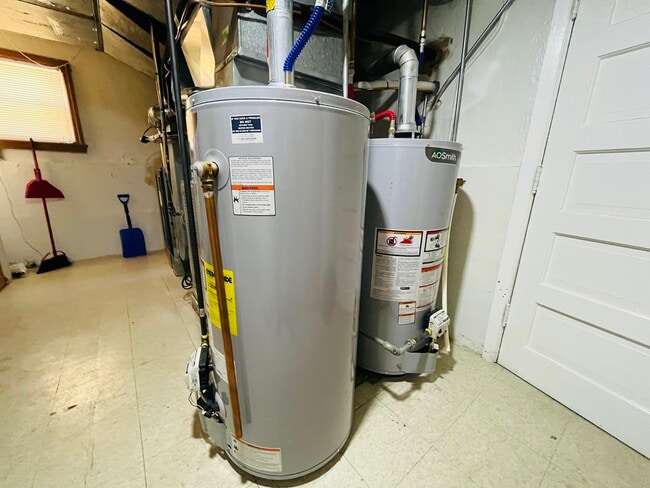 Building Photo - 5504 W Sunnyside Ave