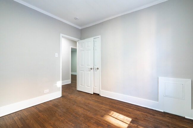 Building Photo - 7420 N Damen Ave