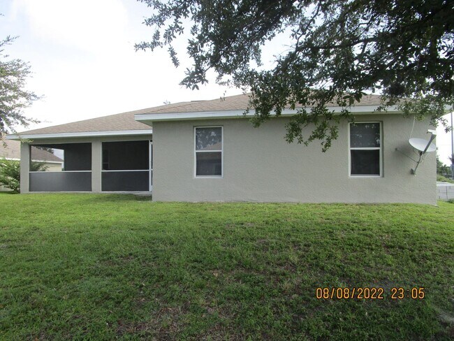 Building Photo - Available Nowl! Nice 3/2/2 Across From Jim Jeffers Park and Oasis North School