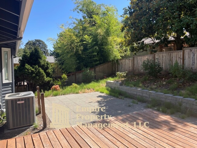 Building Photo - 2022 Floral Hill Dr