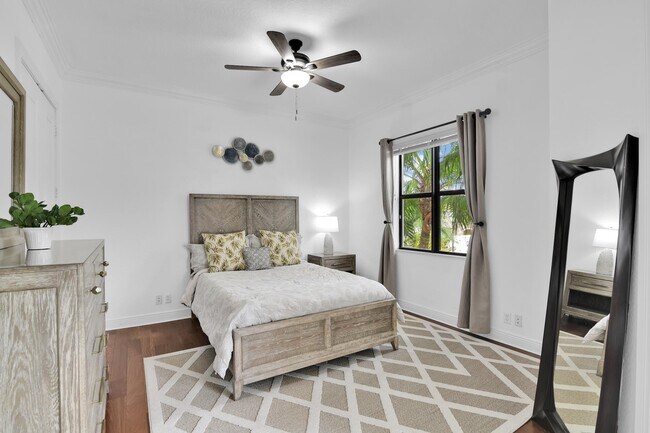 Building Photo - 10703 Versailles Blvd