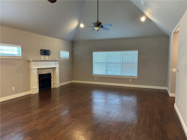 Building Photo - 5912 W Willow St