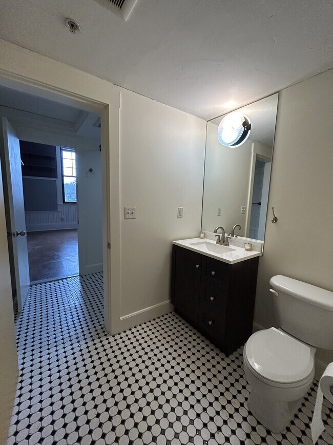 Building Photo - 28 Adams St