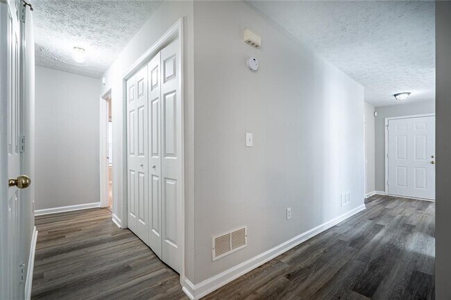 Building Photo - 2493 Barndale Dr