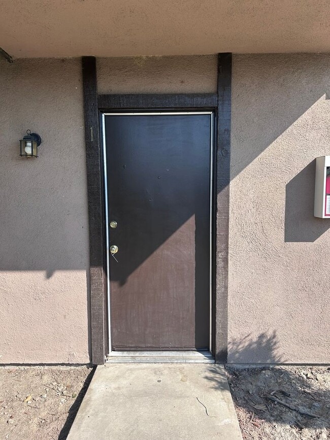 Building Photo - Downstairs Apartment Available in Visalia Now!