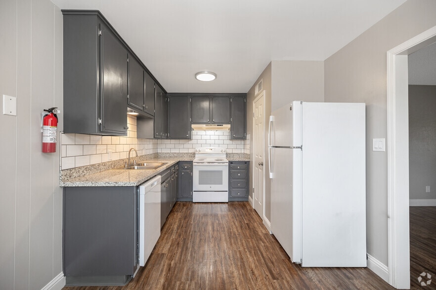 3X2 3BD, 2BA - 1200SF Kitchen - Swiss Colony