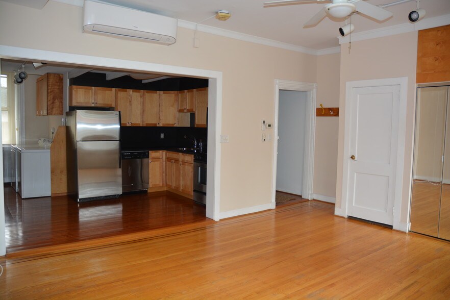 kitchen in separate area - 217 Vine St
