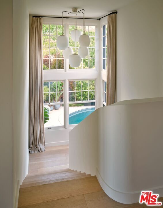 Building Photo - 8673 Hollywood Blvd