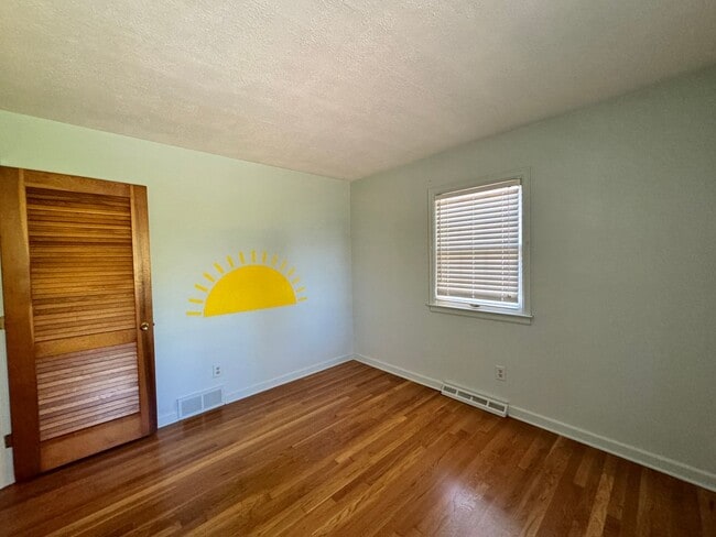 Building Photo - 3 Bedroom in Landsdowne!