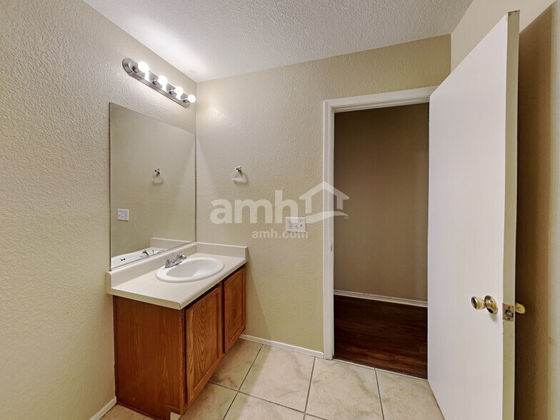 Building Photo - 494 W Great White St