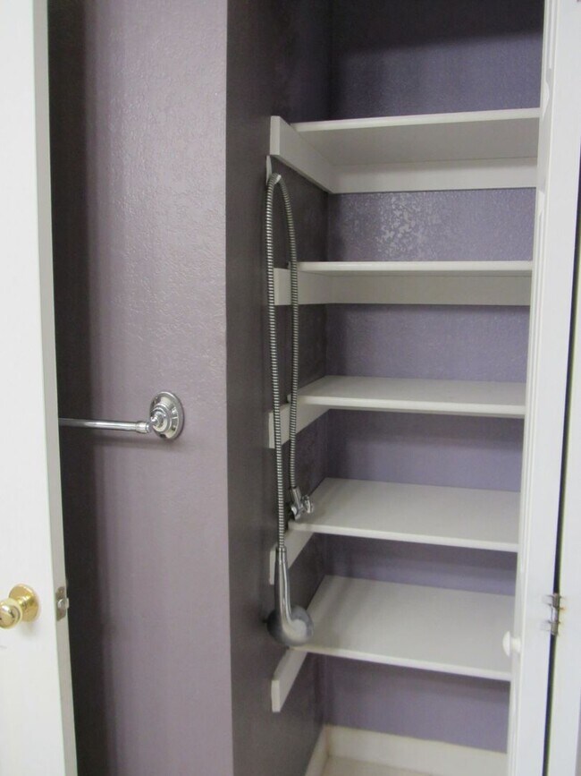 Building Photo - Lovely 2 Bedroom, 1 Bathroom Condo in Cast...