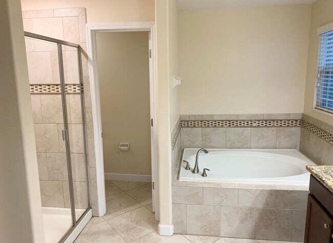 Building Photo - WYNDHAM LAKES ESTATES 4/2.5 HOME FOR RENT - LAKE VIEW!