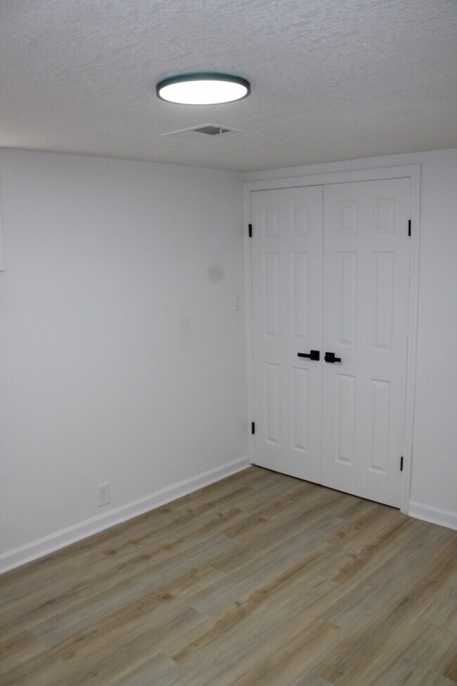 Building Photo - Spacious and inviting 5-bedroom, 2.5-bath home located in Kansas City, MO