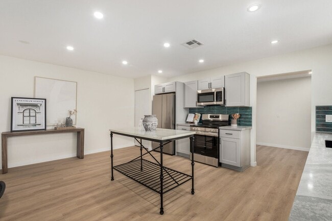 Building Photo - Fully Remodeled 4-Bedroom Home in Prime Gi...