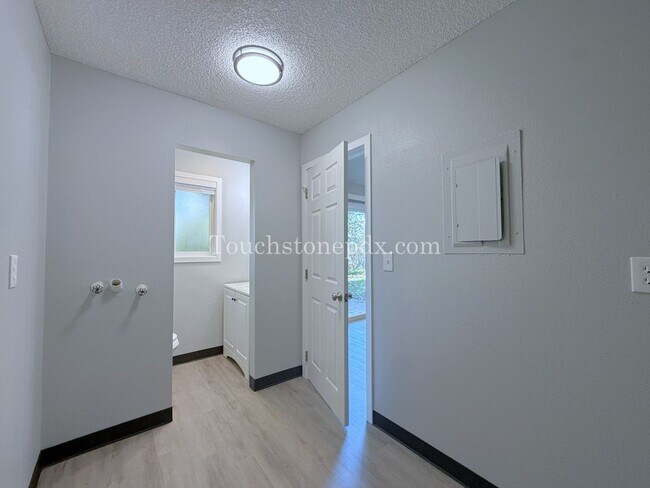 Building Photo - 1 MONTH RENT FREE! Updated 3 BR Apartment with Patio in Portland