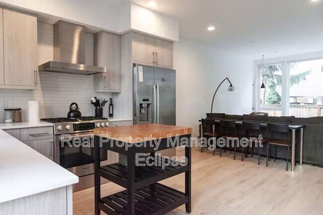 Building Photo - 8819 Midvale Ave N