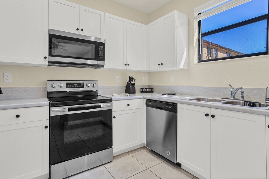 Building Photo - 113 SE 33rd Ter